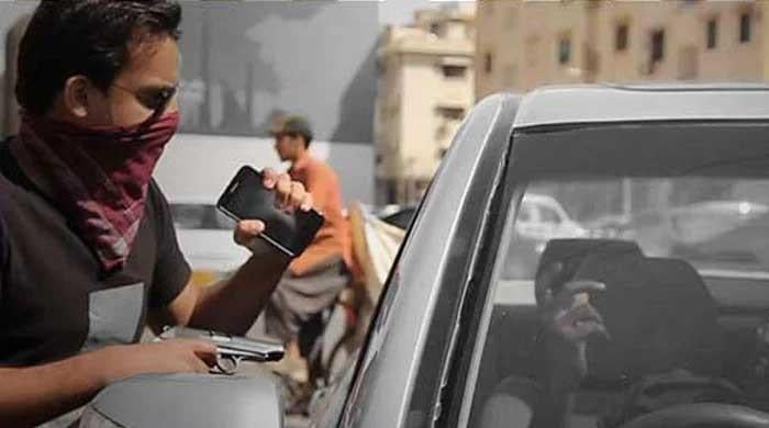 Karachi jeweller stripped of Rs12m after gold sale