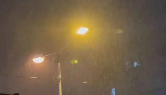Moderate to heavy rain lashes parts of Karachi on second consecutive day